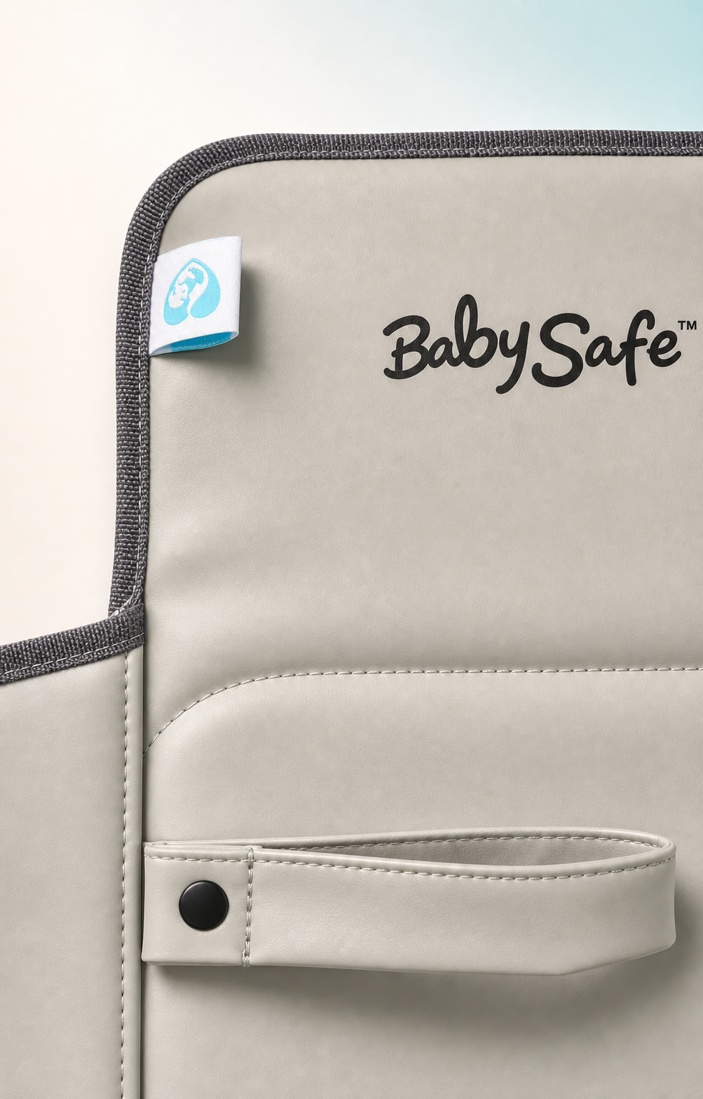 Detalle de las costuras, la correa, el borde, el logotipo y la etiqueta BabySafe
